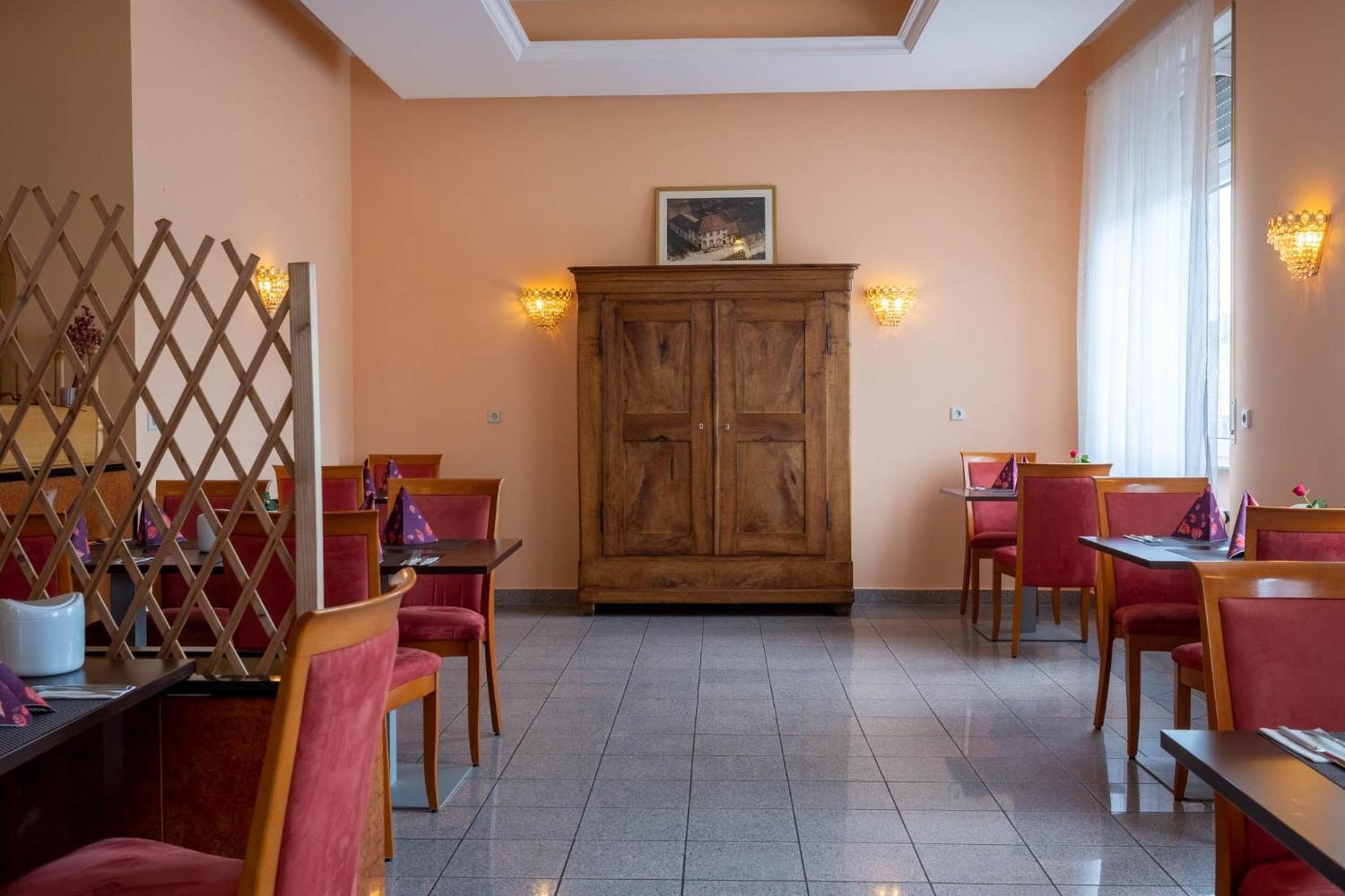 Hotel Kraichtaler Hof Extérieur photo